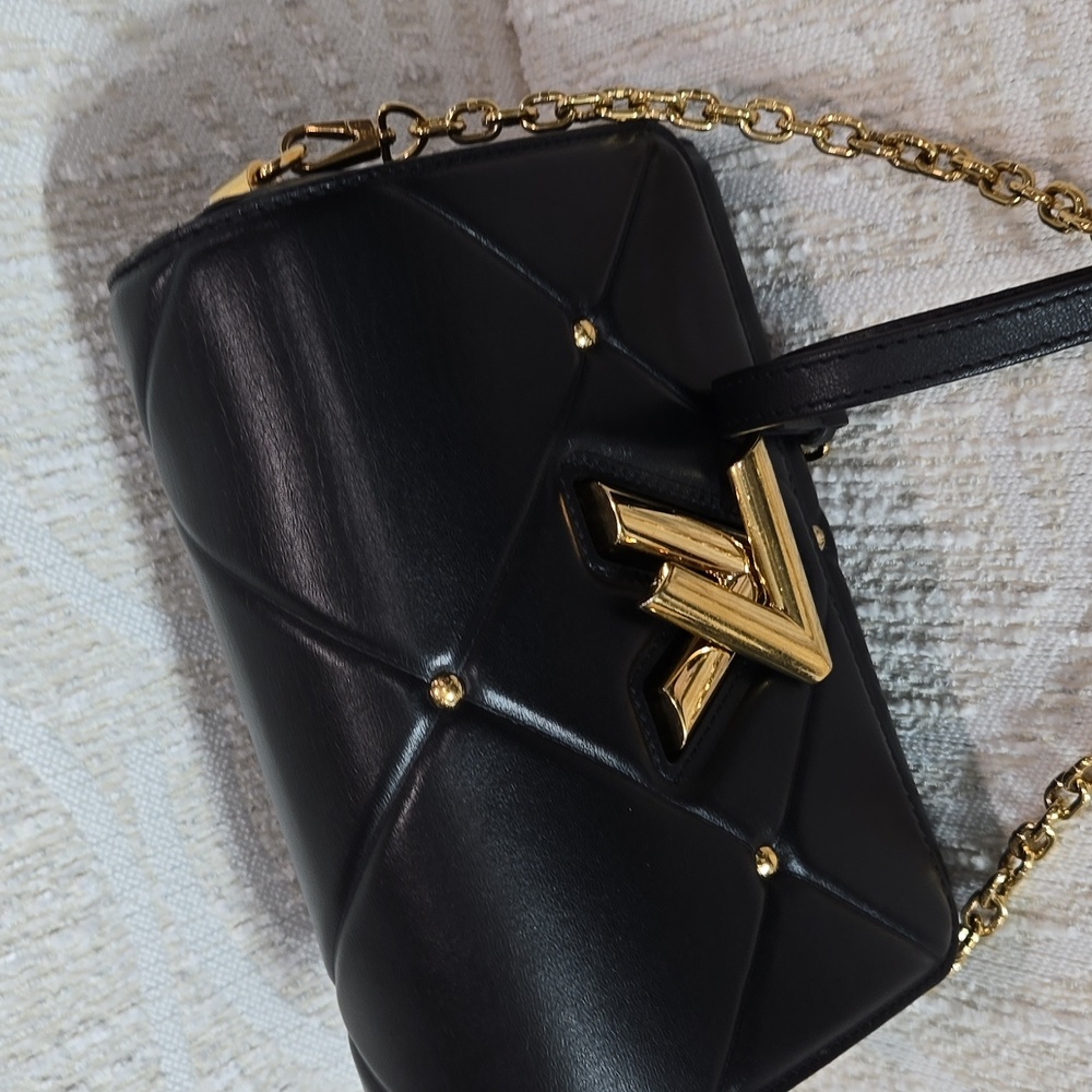 Louis Vuitton Twist Full MM Handbag Lambskin Quilted, year 2022 - Picture 8 of 12
